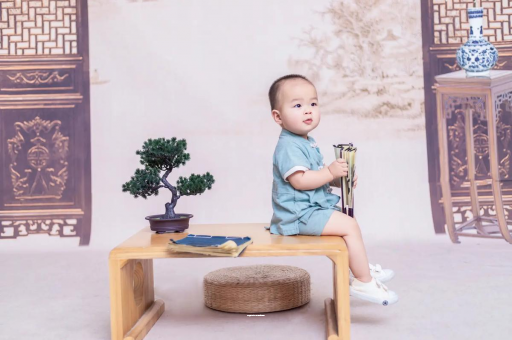 武汉供卵包生男孩宝宝边吃奶边挣扎烦躁